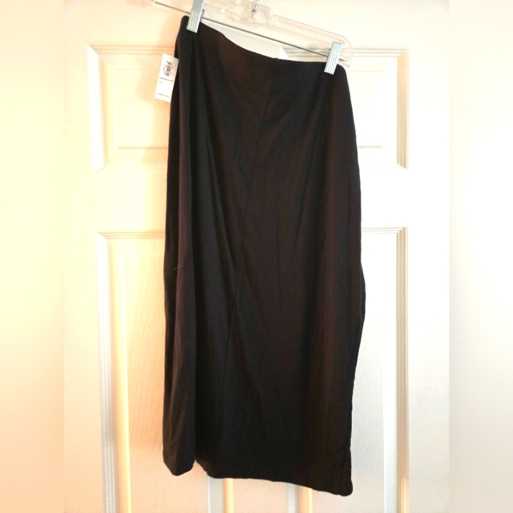 Old Navy black skirt. Size LG. New with tags